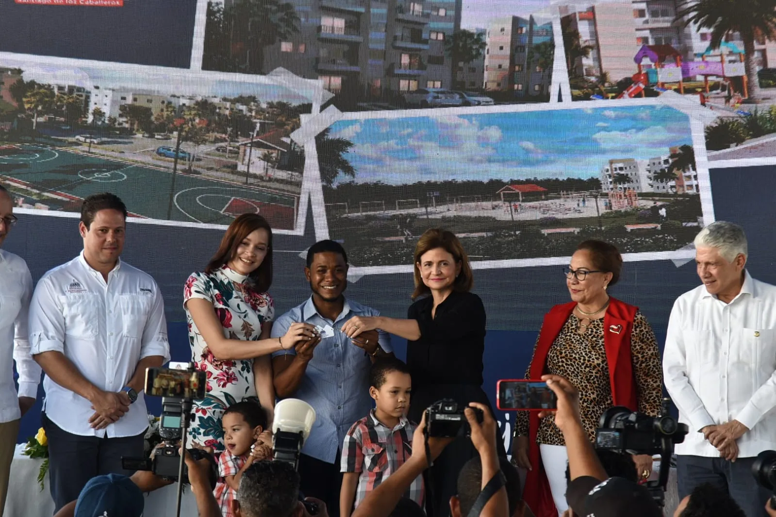 Entregan apartamentos a 150 familias en Santiago