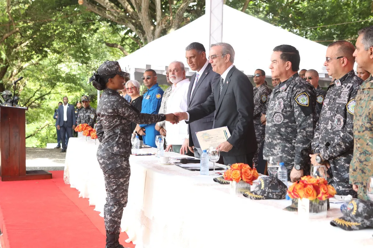Abinader encabeza graduación de 901 nuevos agentes policiales