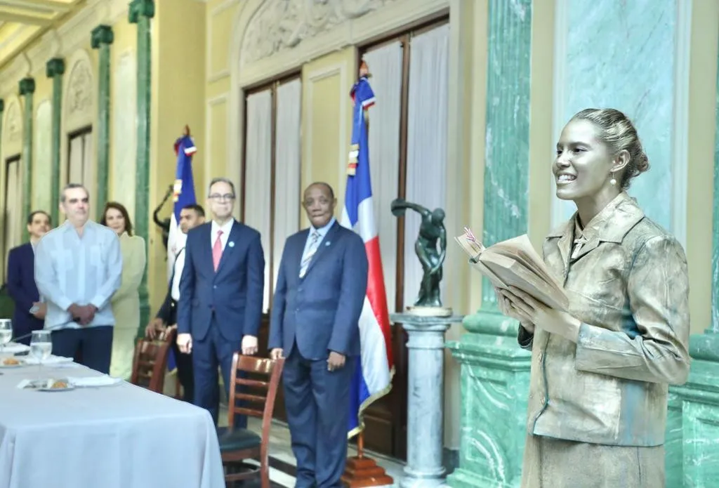 En el Día Nacional del Poeta, Abinader los recibe en el Palacio