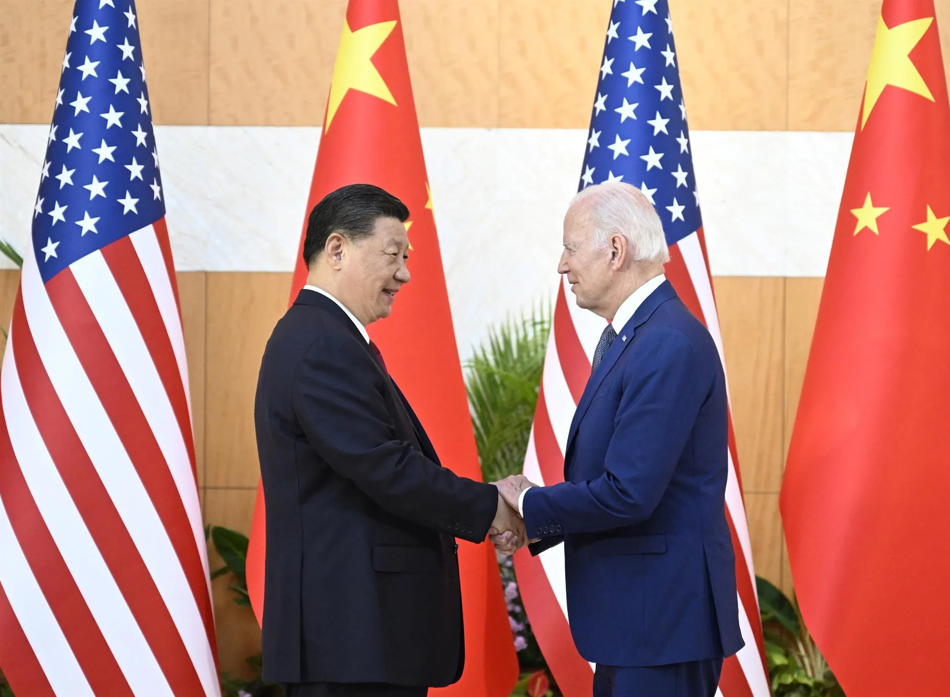 Biden y Xi rebajan tensiones en un hotel de Indonesia
