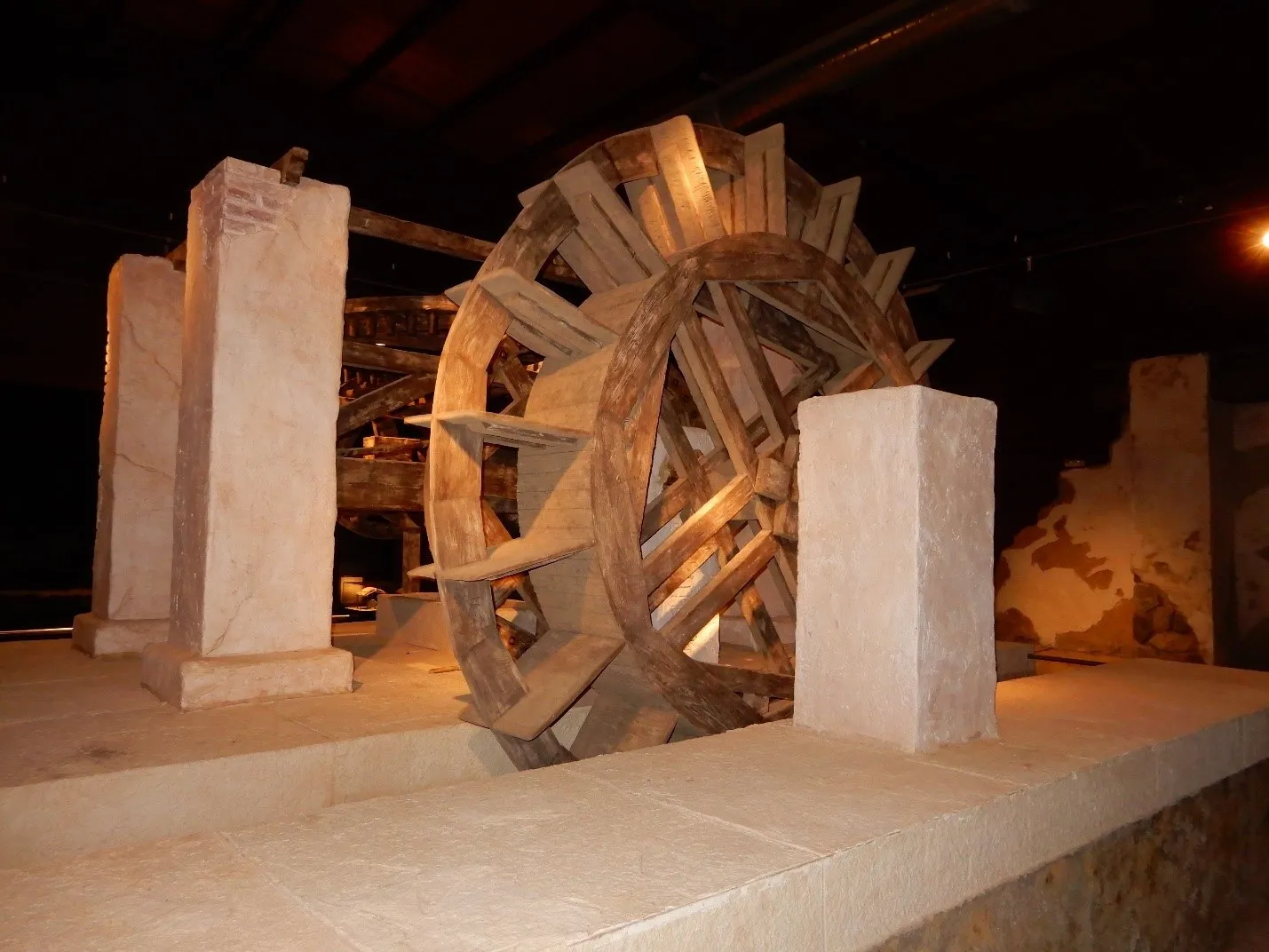 Buscando en museos las antiguas máquinas de hacer azúcar
