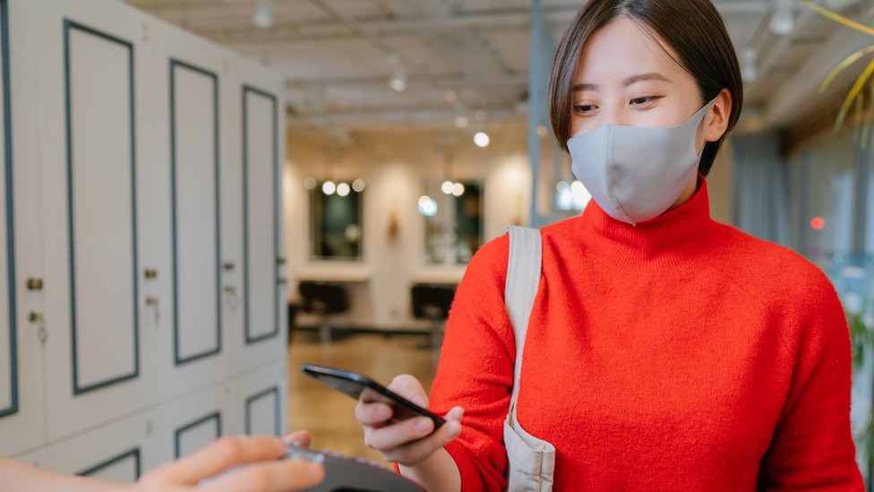 Por qué Japón es la única gran economía que mantiene tasas de interés negativas y qué consecuencias tiene para el país