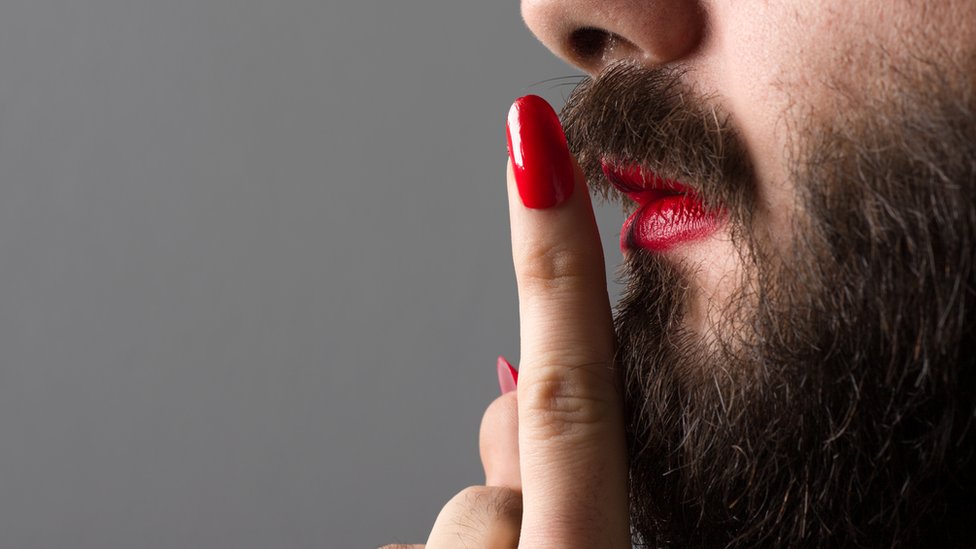 Es tan peligroso y difícil: ¿por qué demonios si eres hombre asumirías la identidad transgénero y renunciarías a tu masculinidad si no sintieras que TIENES que hacerlo?