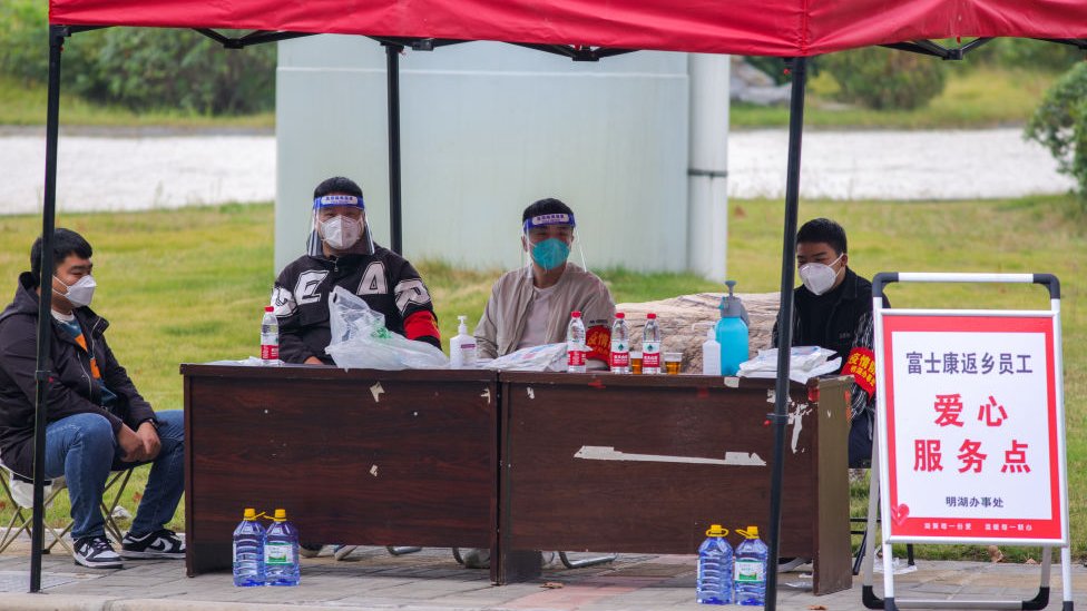 El pánico en China que llevó a la fuga masiva de trabajadores en una de las mayores fábricas de Apple del mundo