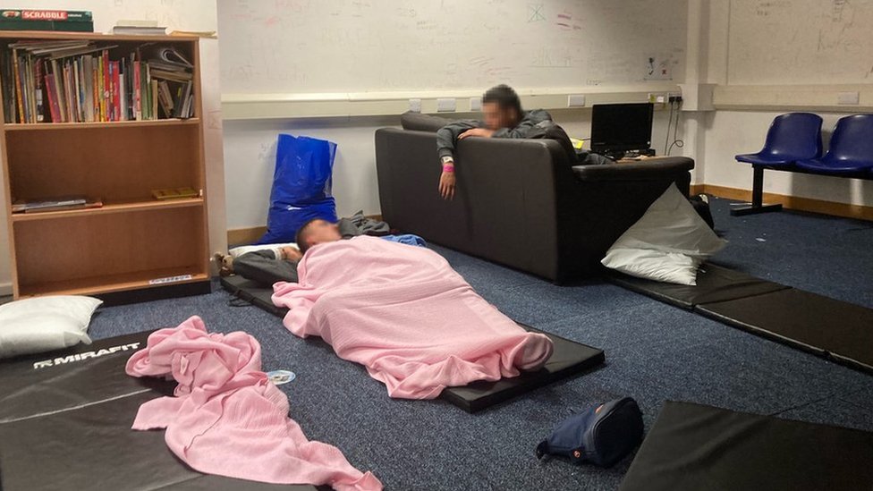 “Es como vivir en un zoológico”: las condiciones inhumanas que denuncian solicitantes de asilo en un centro migratorio británico
