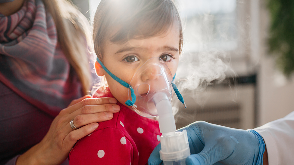 Tripledemia: a qué se debe el ataque múltiple de virus respiratorios que está saturando las guardias de hospitales en EEUU y algunos países de Sudamérica