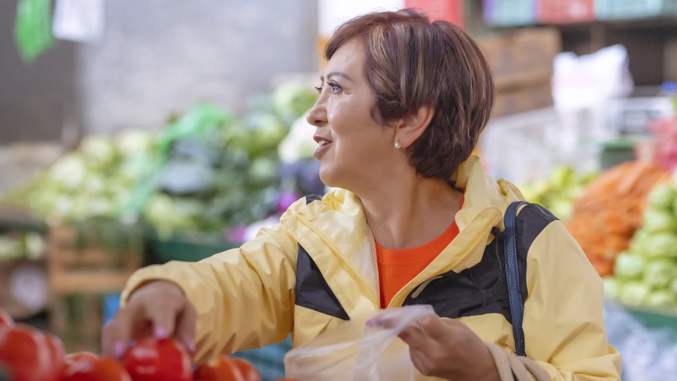 4 cosas que puedes hacer para cuidar tu dinero en tiempos de inflación (y cuál es el peor error que puedes cometer)