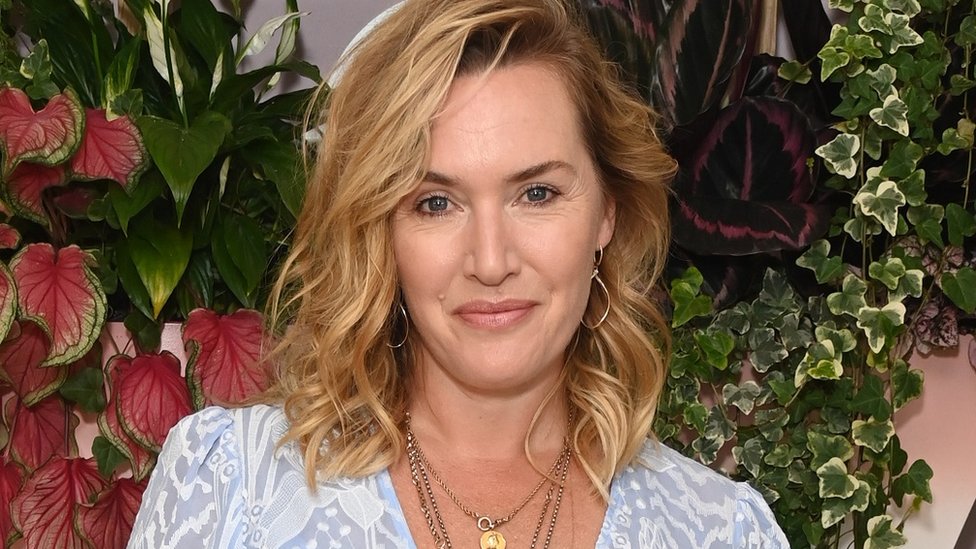 La actriz Kate Winslet dona US$20000 a una madre para que pueda pagar la factura de la electricidad y mantener a su hija con vida