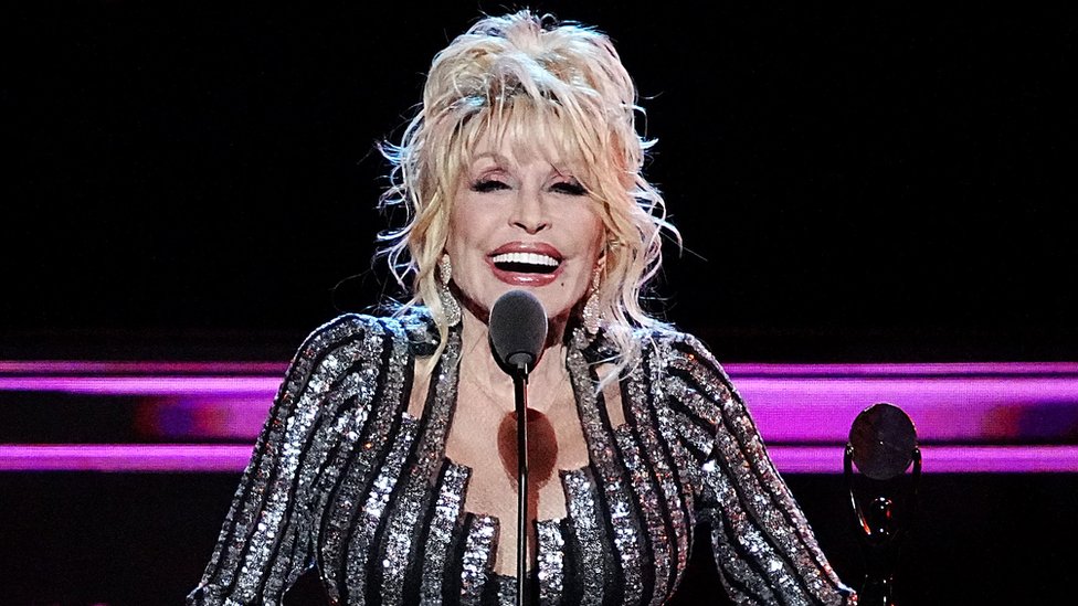 Por qué Jeff Bezos le donó US$100 millones a la leyenda del country Dolly Parton (y qué promete hacer con su inmensa fortuna)