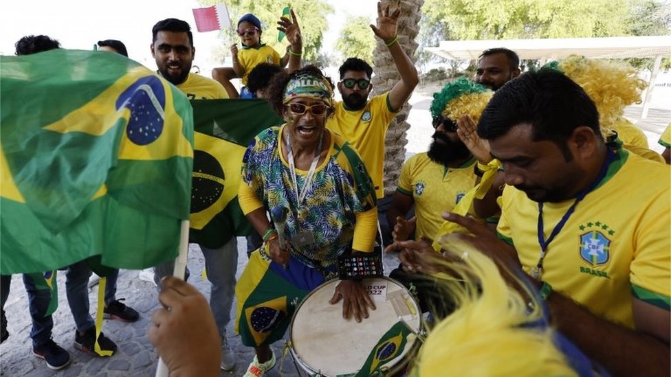Qatar 2022: los polémicos hinchas falsos con los que los organizadores del Mundial quiso animar el inicio del campeonato