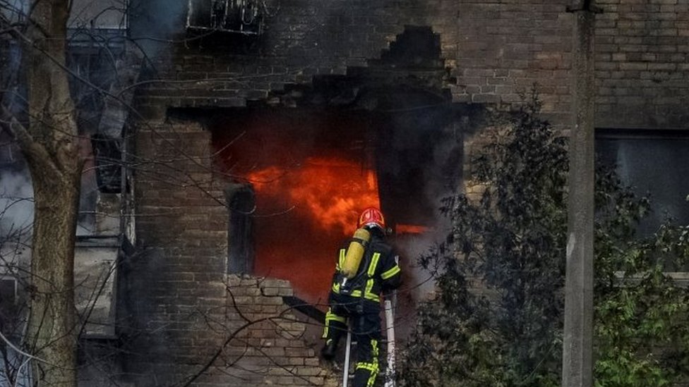 Kyiv y otras ciudades de Ucrania sufren un bombardeo masivo mientras el G20 condena la invasión de Rusia
