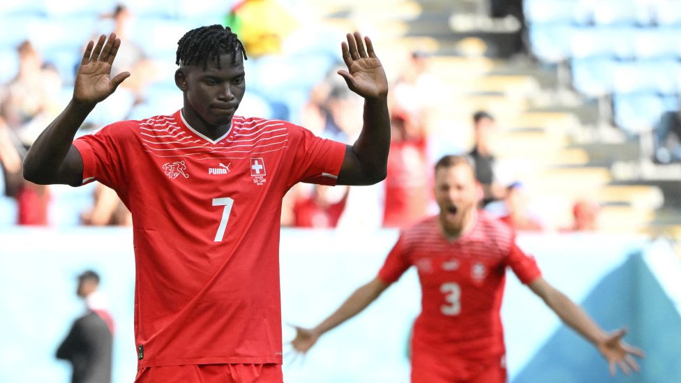 Mundial de Qatar 2022: el gol por el que pidió perdón el delantero Breel Embolo en el triunfo de Suiza sobre Camerún