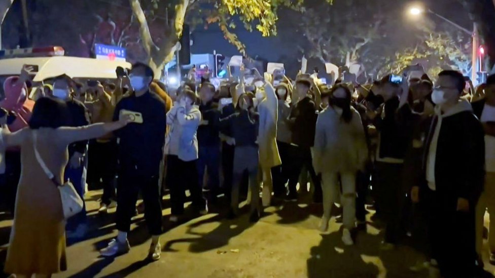Crecen las protestas en China por los confinamientos: por qué son inusuales las manifestaciones más recientes que se están extendiendo por el país