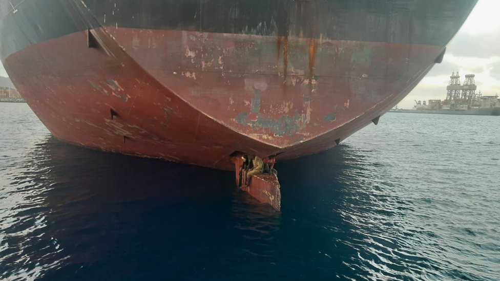 La impresionante imagen que muestra a tres migrantes que viajaron 11 días en la pala del timón de un petrolero para llegar a España