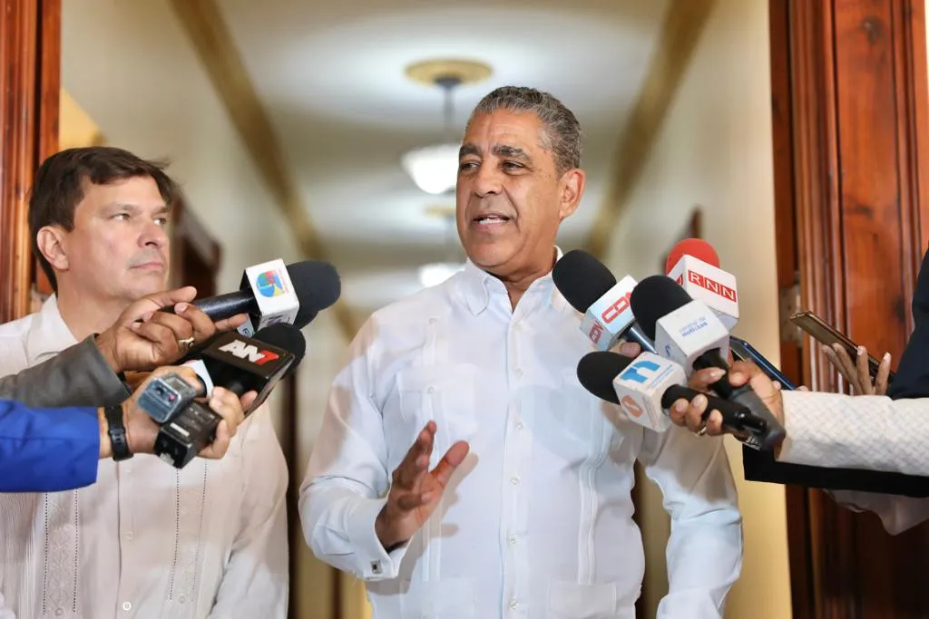 Adriano Espaillat solicita retirar alerta emitida por la Embajada de EE.UU. en RD