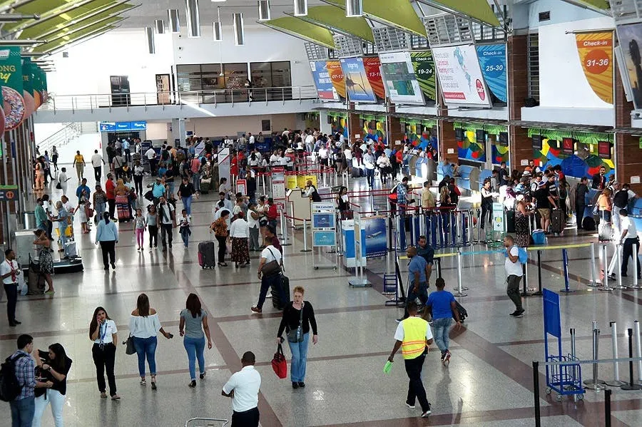 Migración dice suspendió agentes del AILA tras denuncias de macuteo 