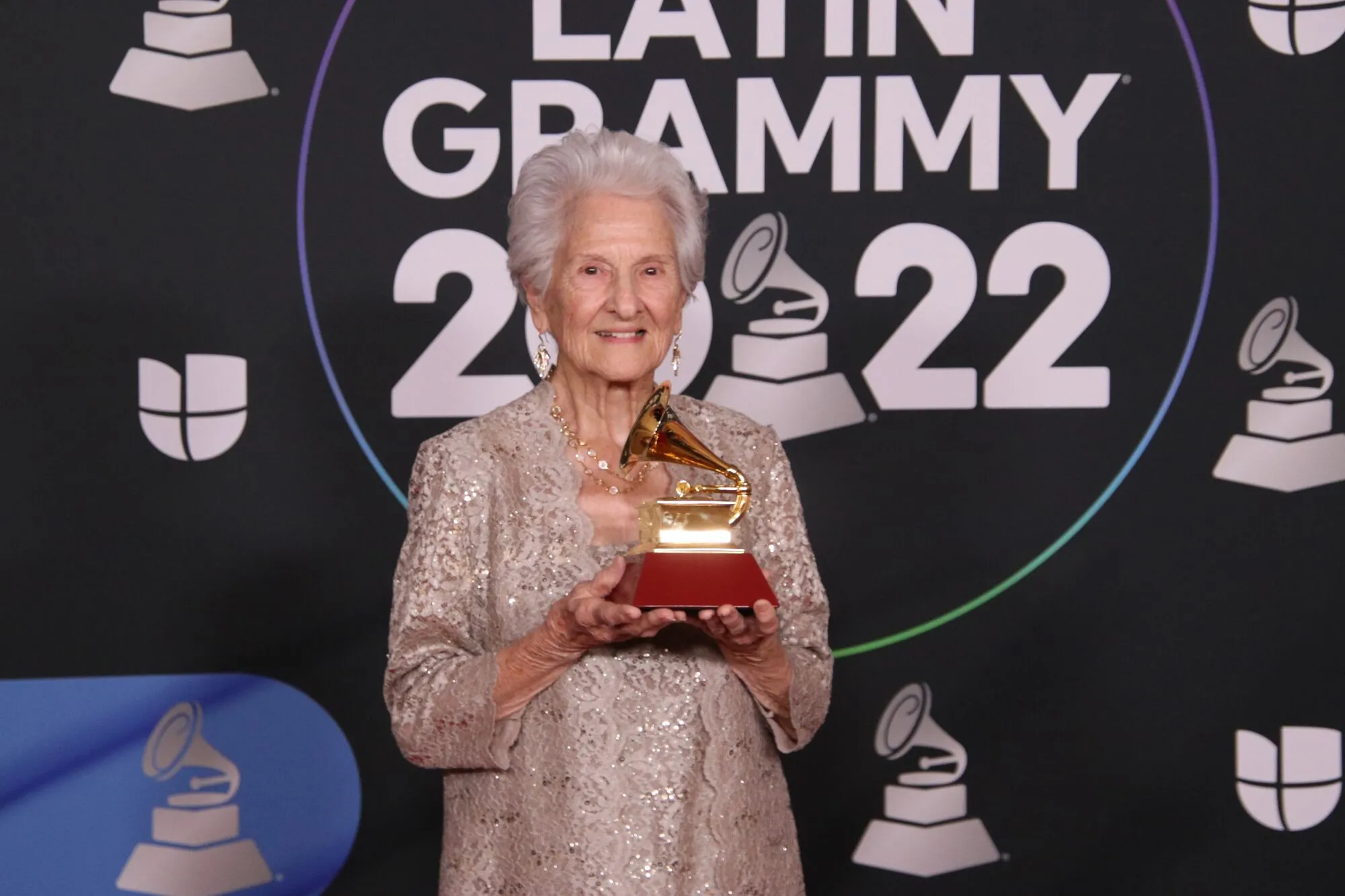 Ángela Álvarez gana mejor nueva artista en los Latin Grammy a los 95 años