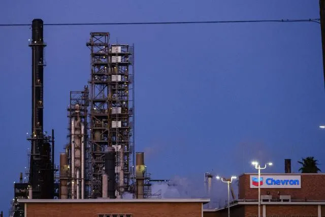 EEUU autoriza a Chevron a reanudar operaciones de extracción en Venezuela