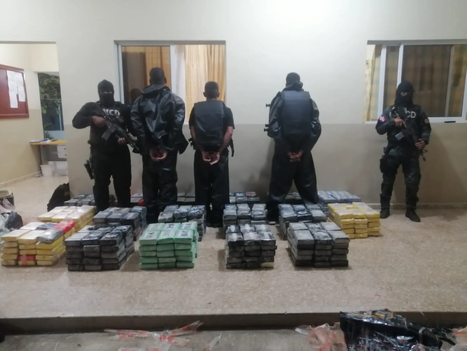 Detenidos 3 hombres con 509 paquetes de cocaína a bordo de una embarcación