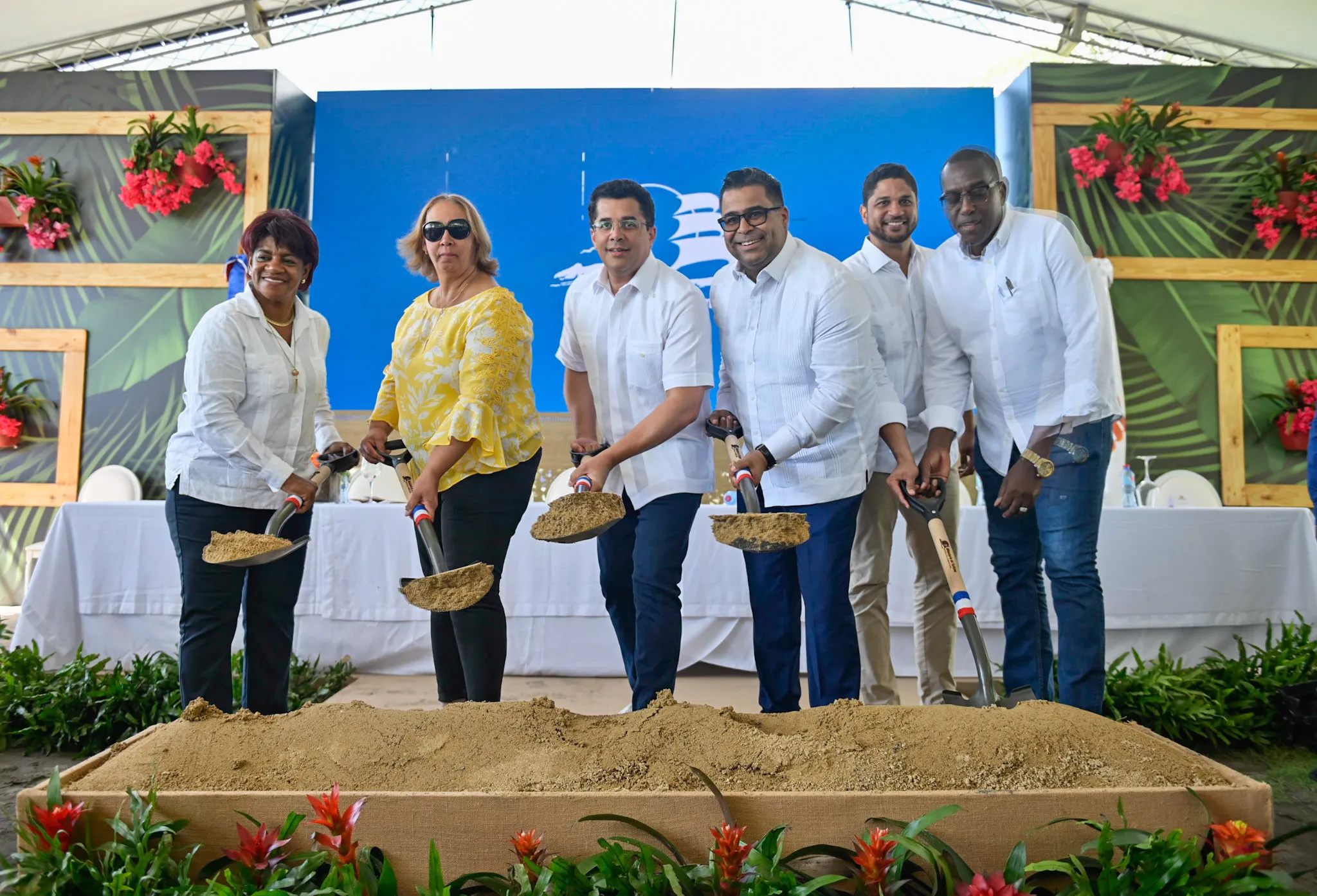 Turismo inicia mejoramiento de las infraestructuras en Playa Palenque en San Cristóbal