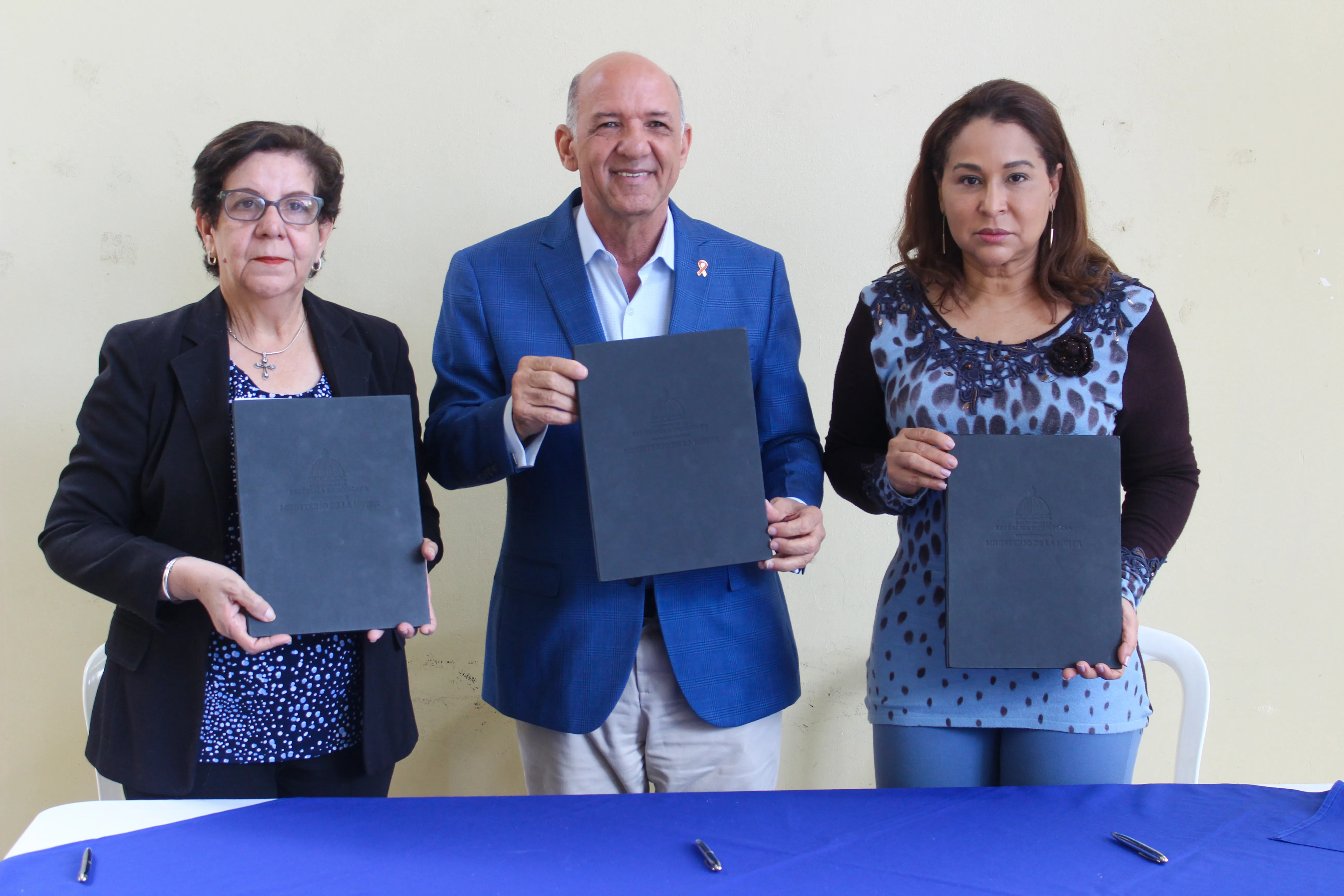 Firman acuerdo de plan de educación y formación para niñas y mujeres de Salcedo
