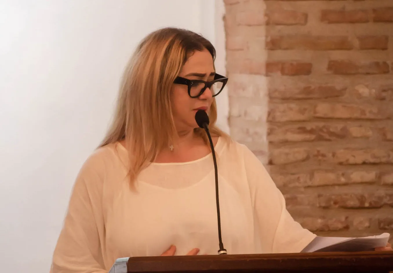 Julia Castillo pone a circular libro de poesía 'Ángel terrenal'