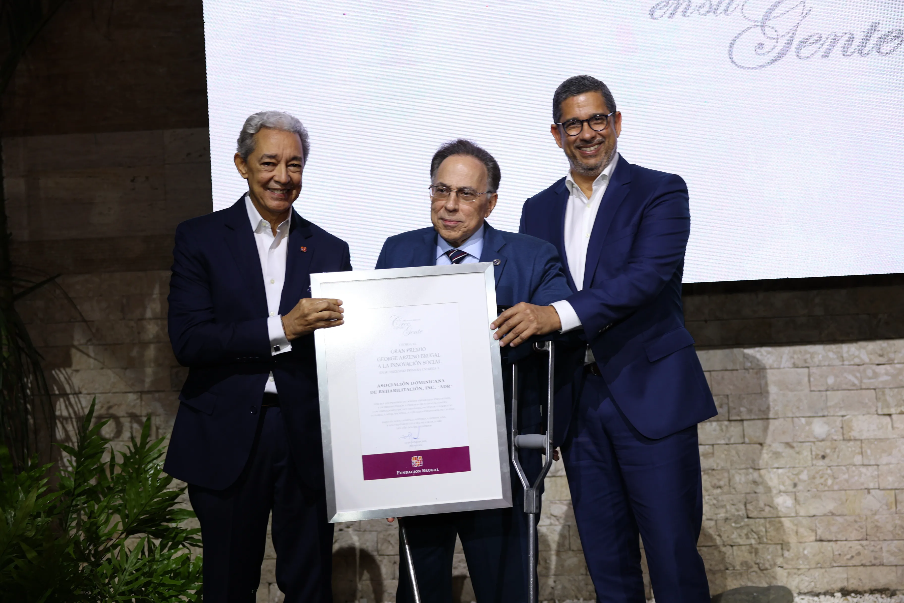 Celso Marranzini recibe el Gran Premio de Brugal a la Innovación Social