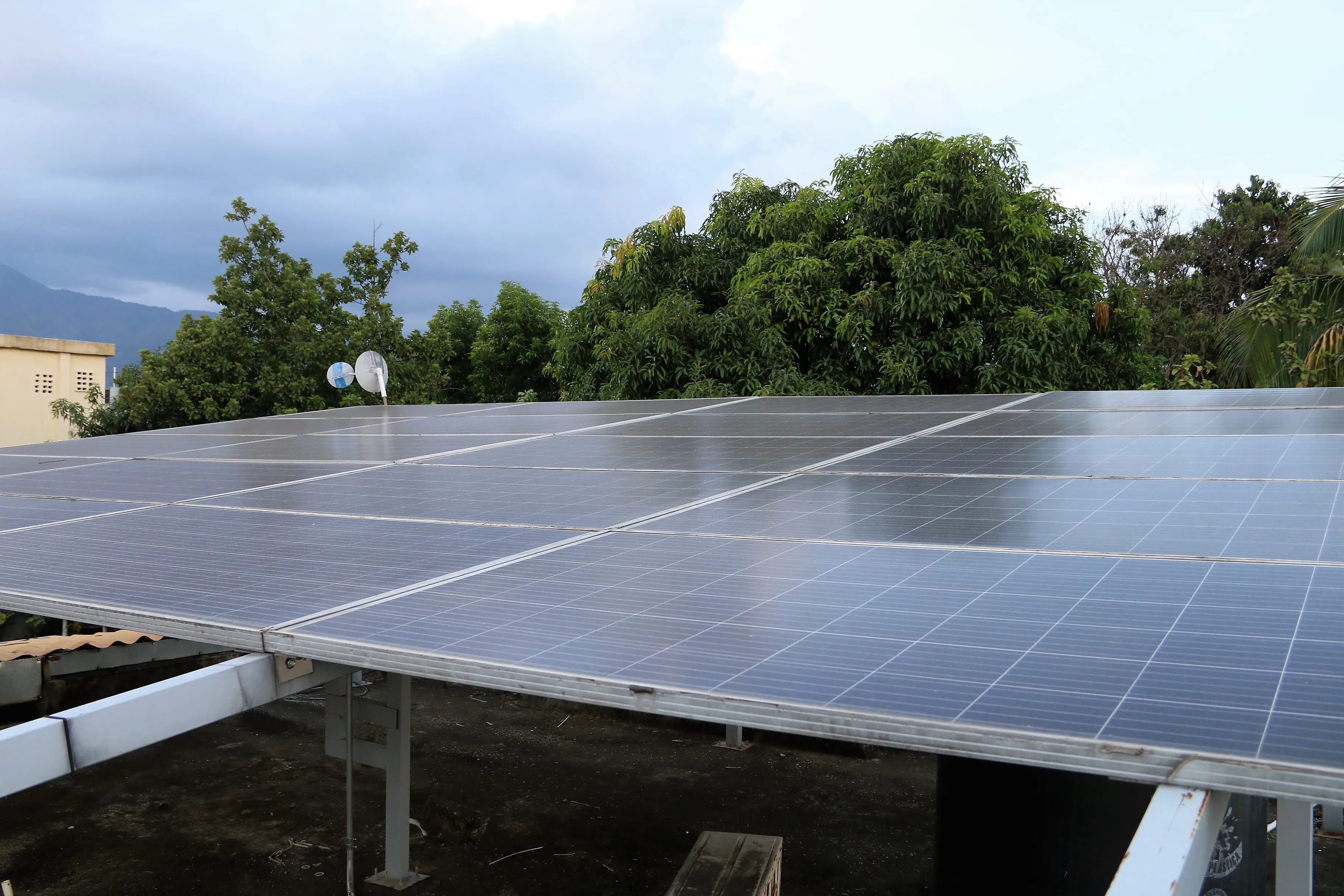 Financian proyectos para instalación de paneles solares a pequeños empresarios