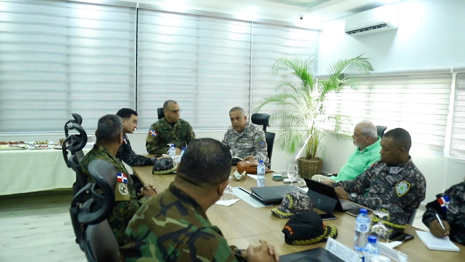 Comandante del Ejército y director PN coordinan estrategias para garantizar seguridad ciudadana