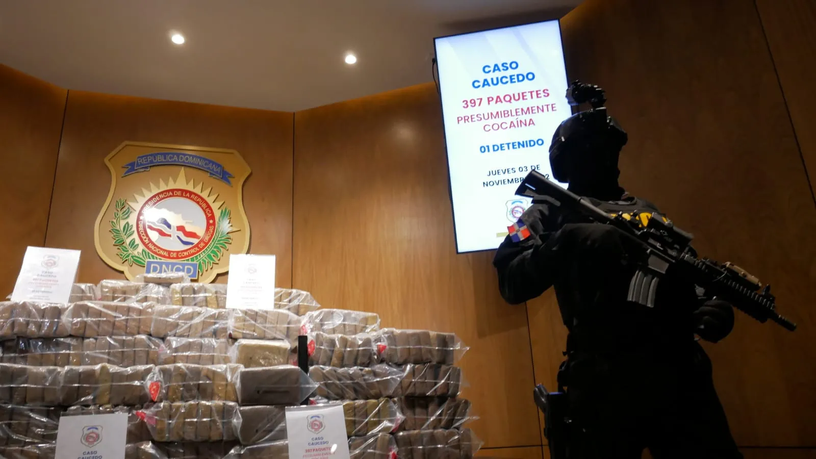 Antinarcóticos halla 397 paquetes de cocaína en cajas de piñas