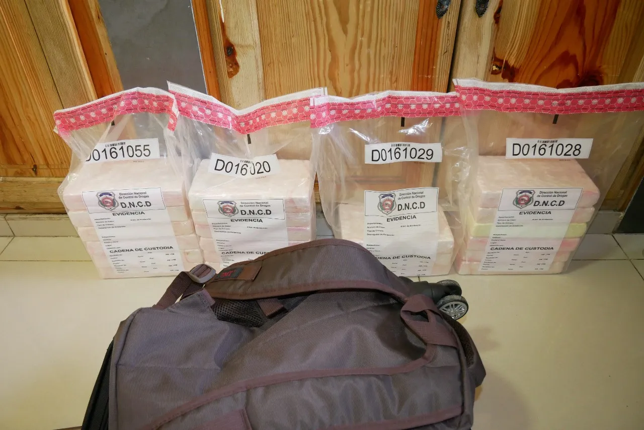 Hallan 21 paquetes de cocaína en una mochila y maleta