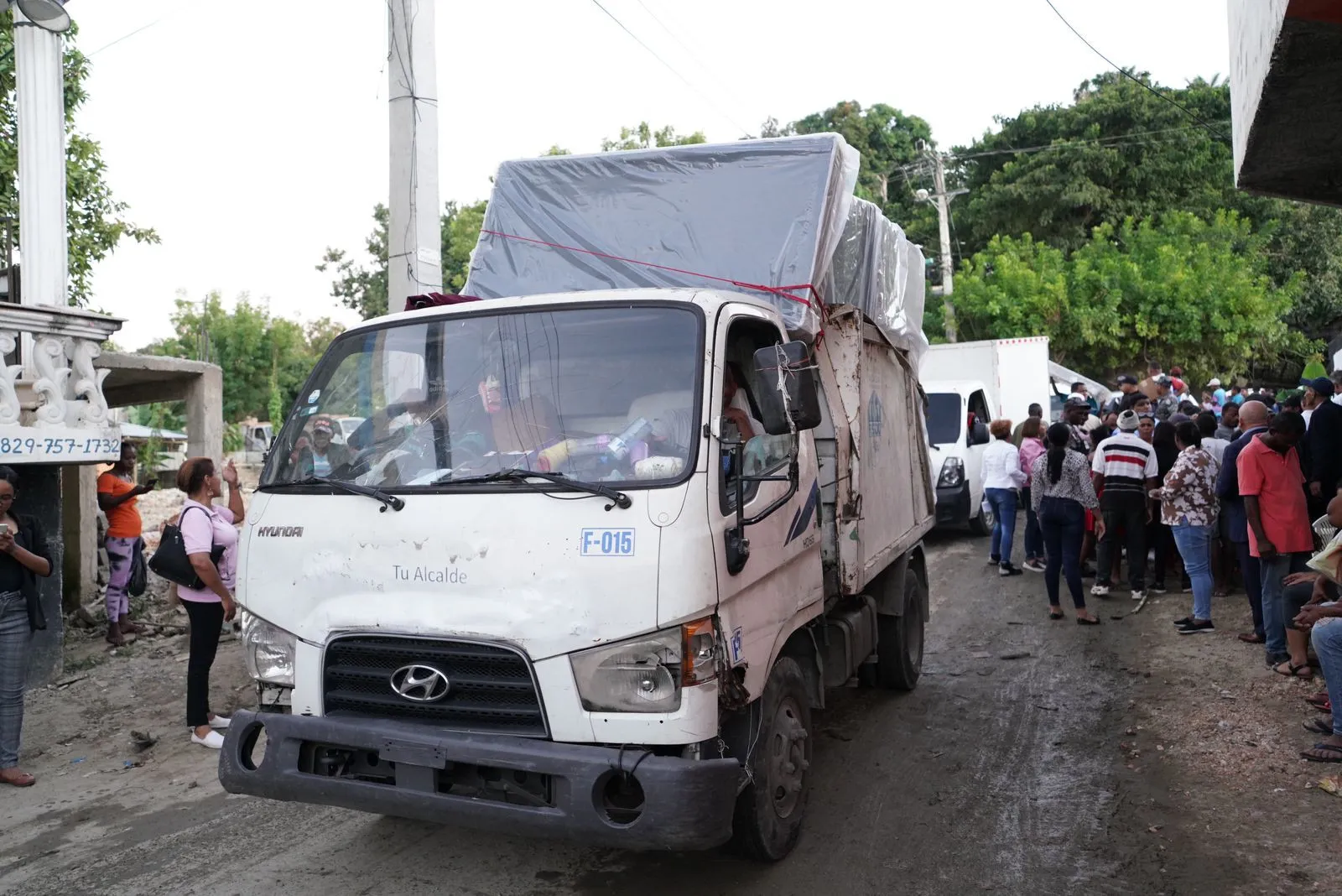 Gobierno y Alcaldía de Santo Domingo Oeste acuden en auxilio de afectados por las lluvias