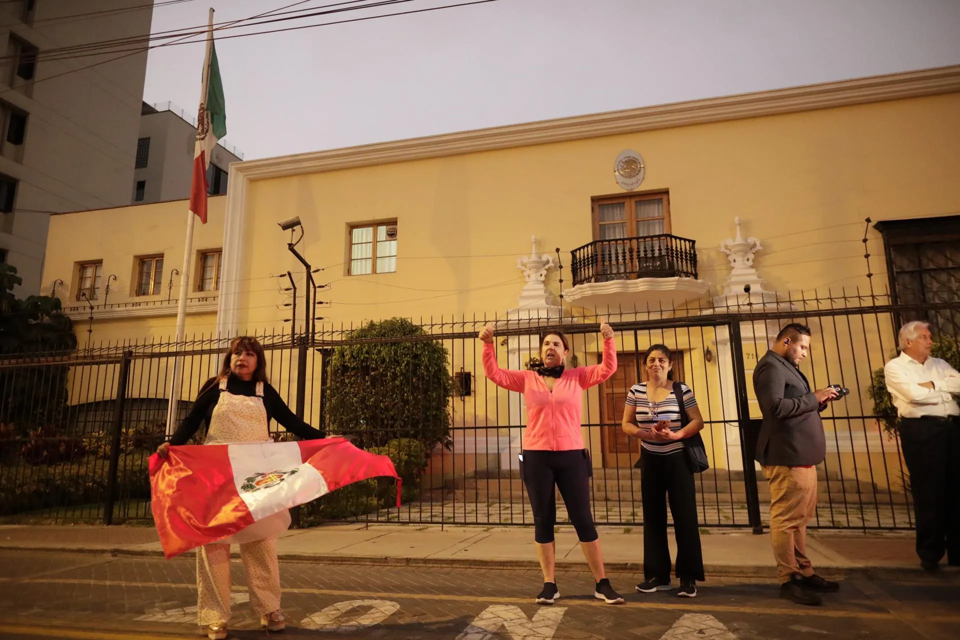 Perú expulsa a embajador mexicano y le permite llevarse a familia de Castillo
