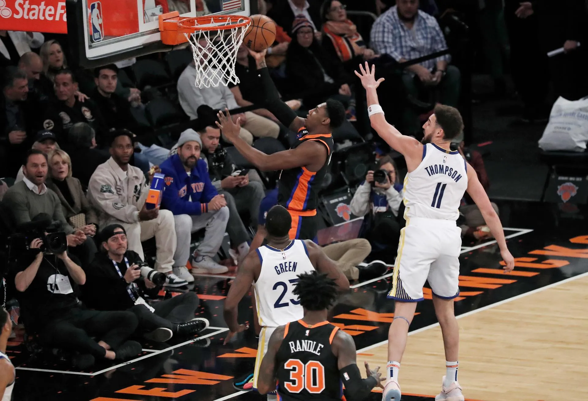 Los Nuggets asaltan el liderato en el Oeste y Knicks extienden racha triunfal