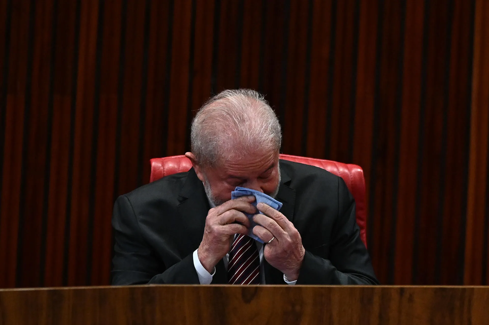 Lula llora al ser proclamado presidente electo y juez electoral anuncia castigo al odio