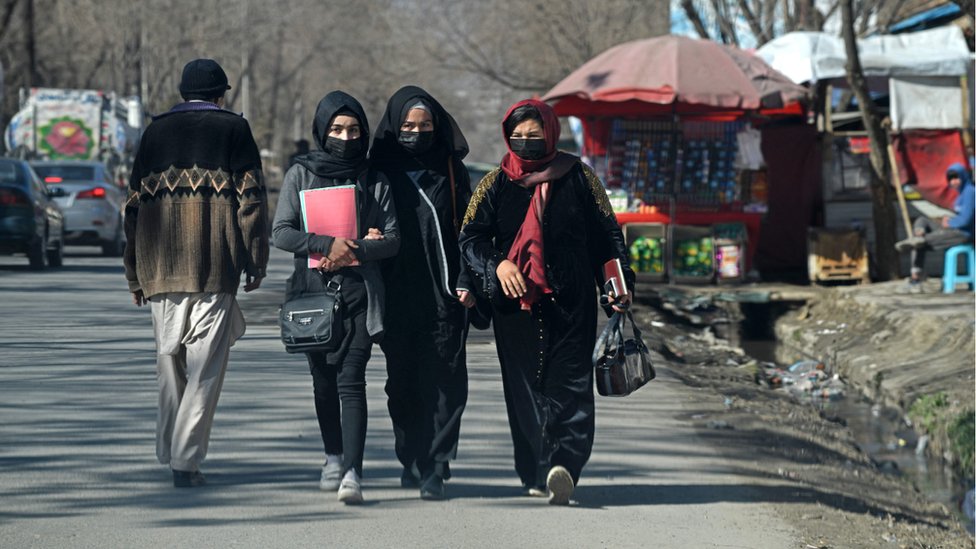 Los talibanes eliminan el acceso de las mujeres a las universidades