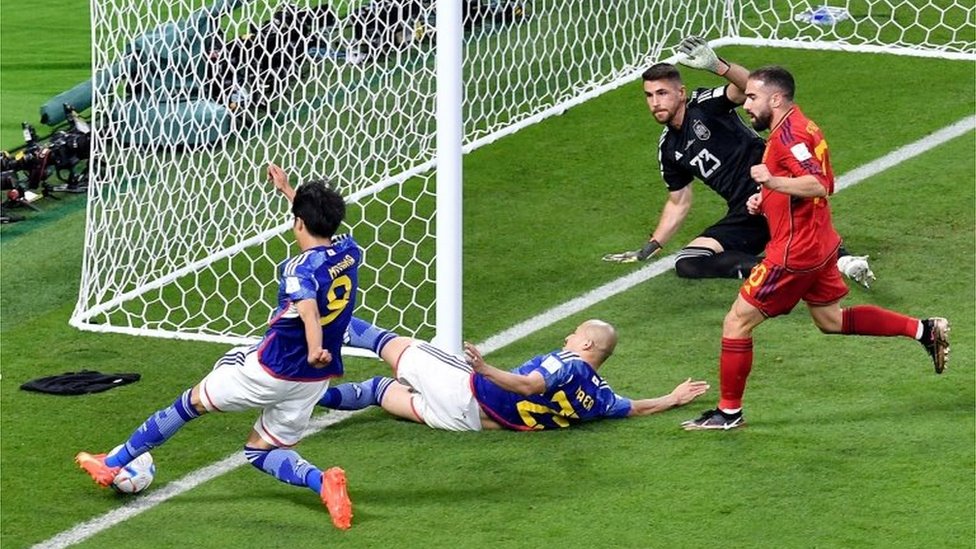 Mundial  ¿Salió o no del campo? La polémica por el segundo gol de Japón en su victoria sobre España en Qatar 2022