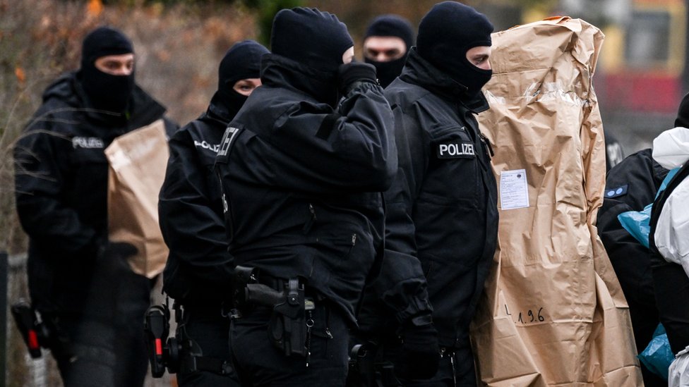 Arrestan en Alemania a 25 personas acusadas de planear un golpe de Estado con la participación de un noble, ex militares y políticos