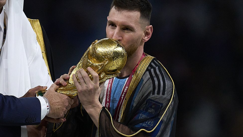 Argentina gana el Mundial: qué es el bisht, la túnica negra y dorada con la que Messi recibió la Copa del Mundo