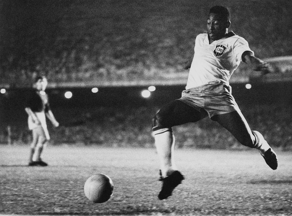 Muere Pelé: el insólito partido en el que O Rei fue expulsado pero el público obligó a que volviera a la cancha y expulsaran al árbitro