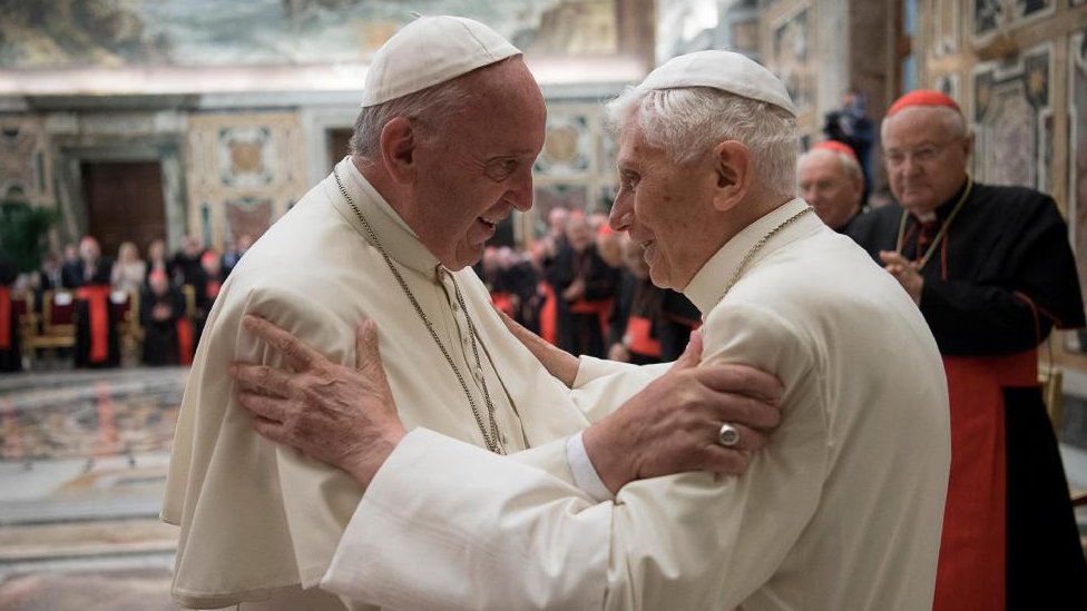Está muy enfermo: el papa Francisco pide oraciones por su antecesor Benedicto XVI ante el agravamiento de su estado de salud