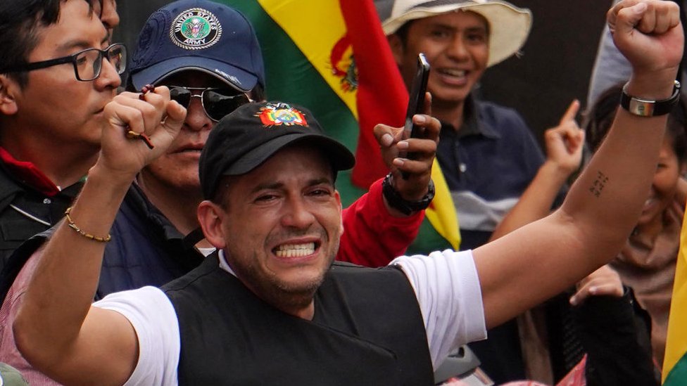 La policía de Bolivia detiene al gobernador Luis Camacho, líder de la oposición, por presunto golpe de Estado en 2019