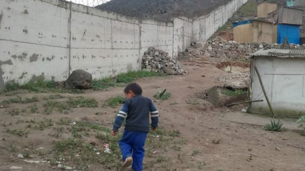 Ordenan derribar el polémico muro de la vergüenza que desde hace más de 40 años separa a ricos y pobres en Lima Ordenan derribar el polémico muro de la vergüenza que desde hace más de 40 años separa a ricos y pobres en Lima