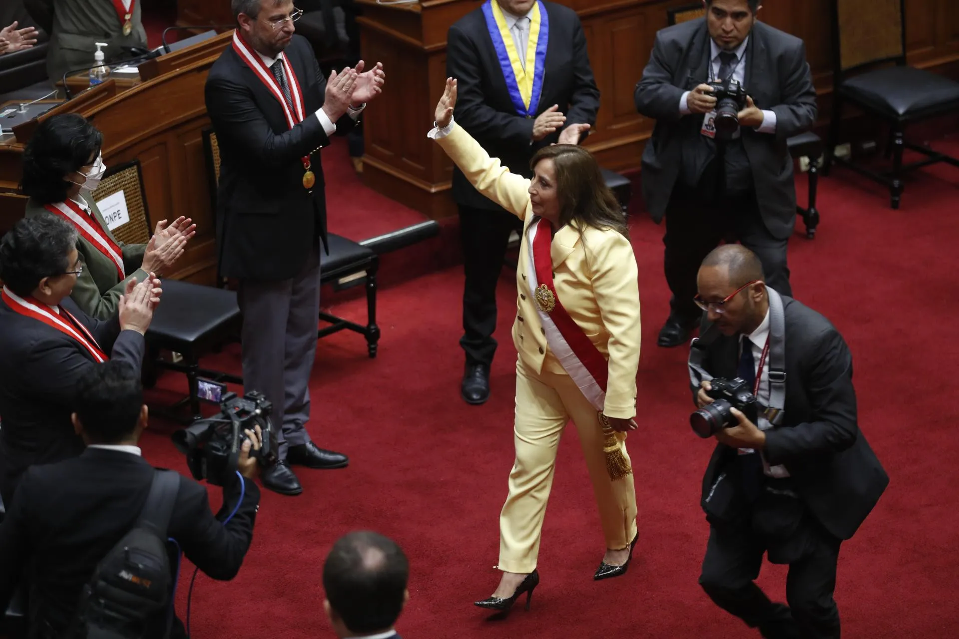 Abogada Dina Boluarte jura como primera presidenta de la historia de Perú