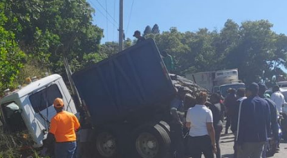 Cuatro muertos y 10 heridos en accidente múltiple en La Cumbre de Bonao