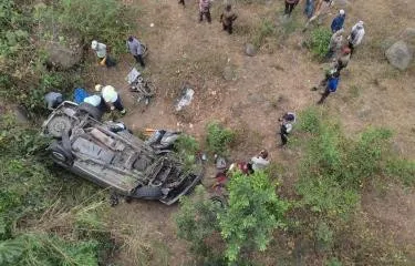 Dos migrantes muertos y 20 heridos deja volcadura en el este de México