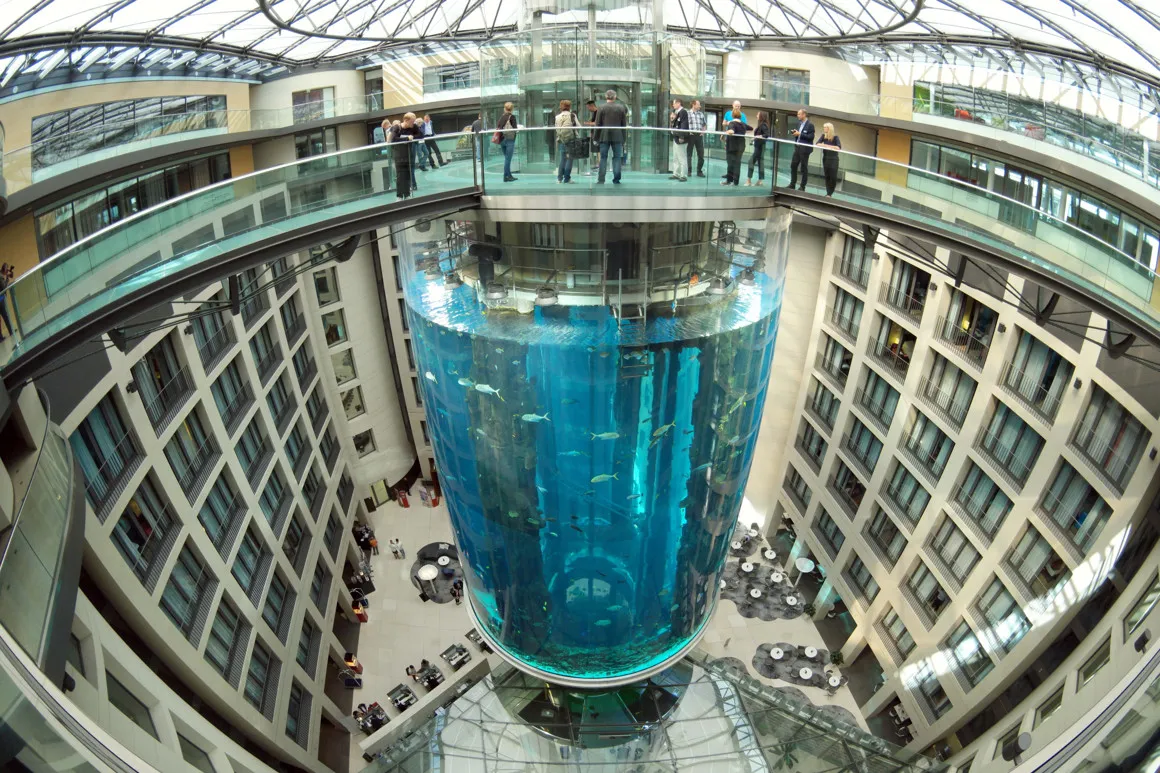 Revienta en Berlín el mayor acuario cilíndrico mundial por posible deterioro