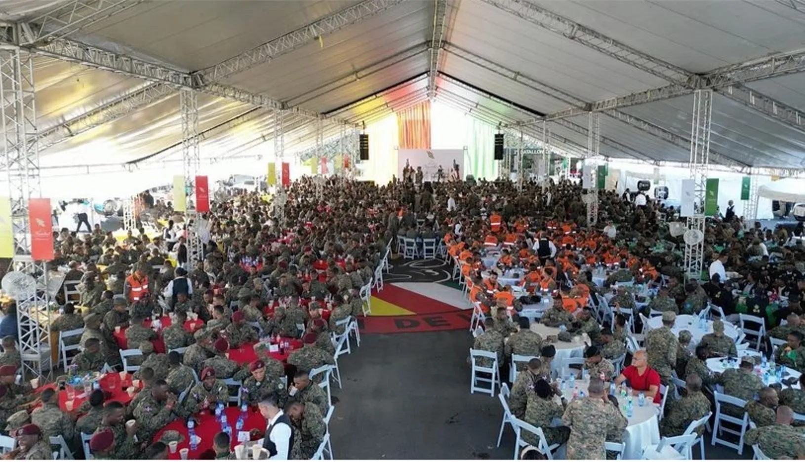 Abinader comparte almuerzo con miembros del Ejército de República Dominicana