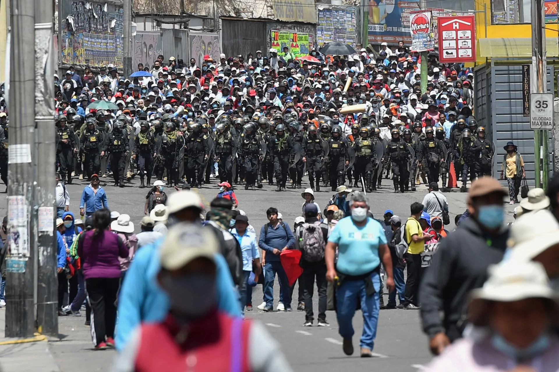 Peruanos quedan sin derechos al decretarse Estado de Emergencia
