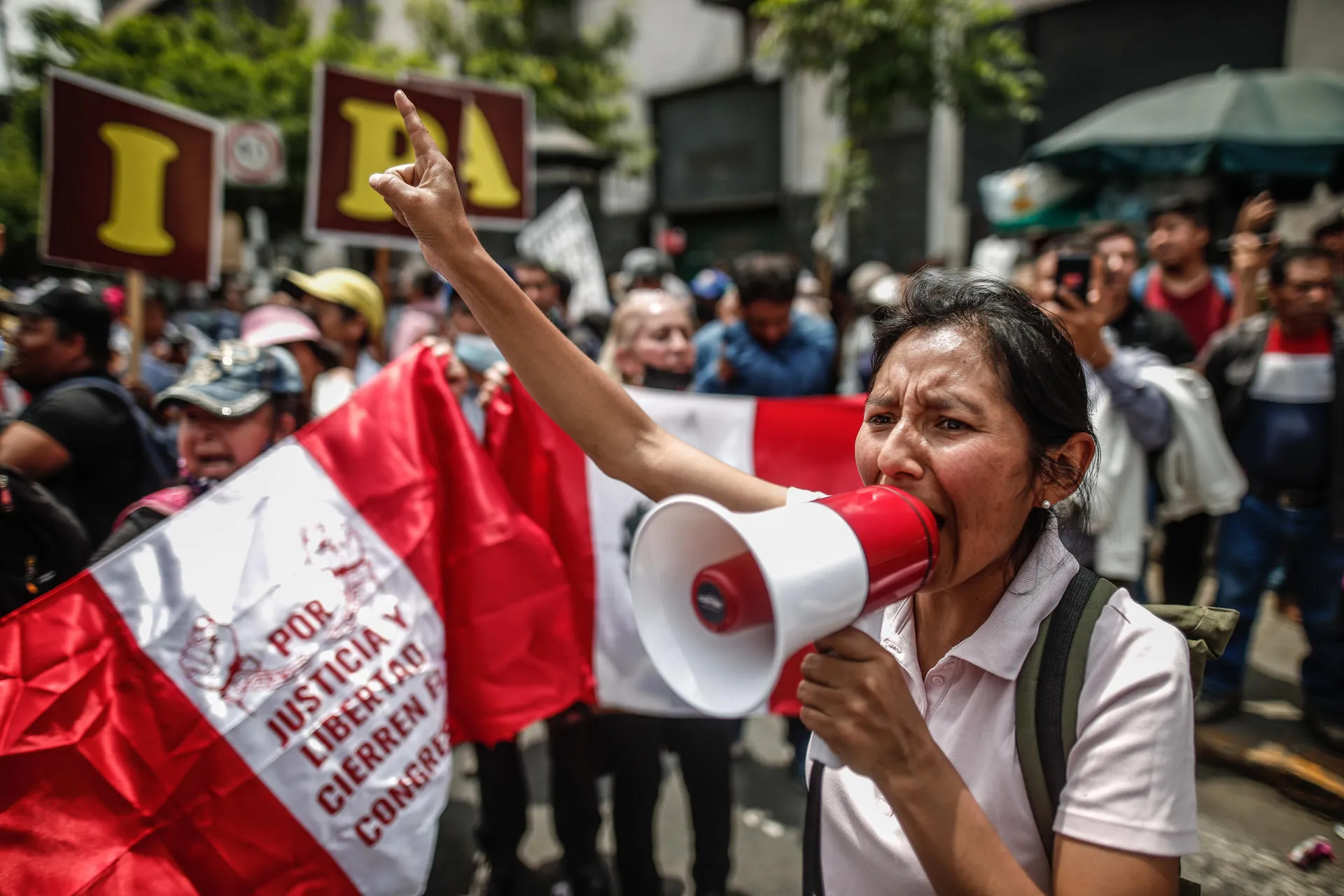 Constitucional de Perú llama a militares 